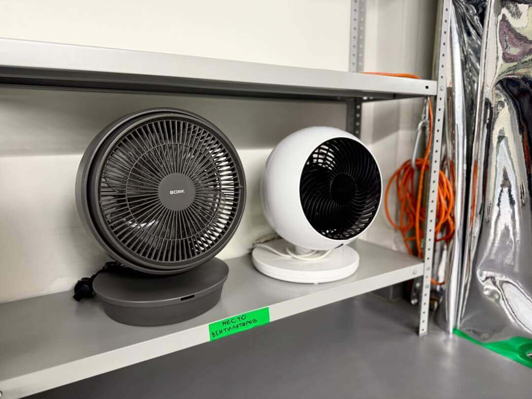 Вентиляторы на стеллаже